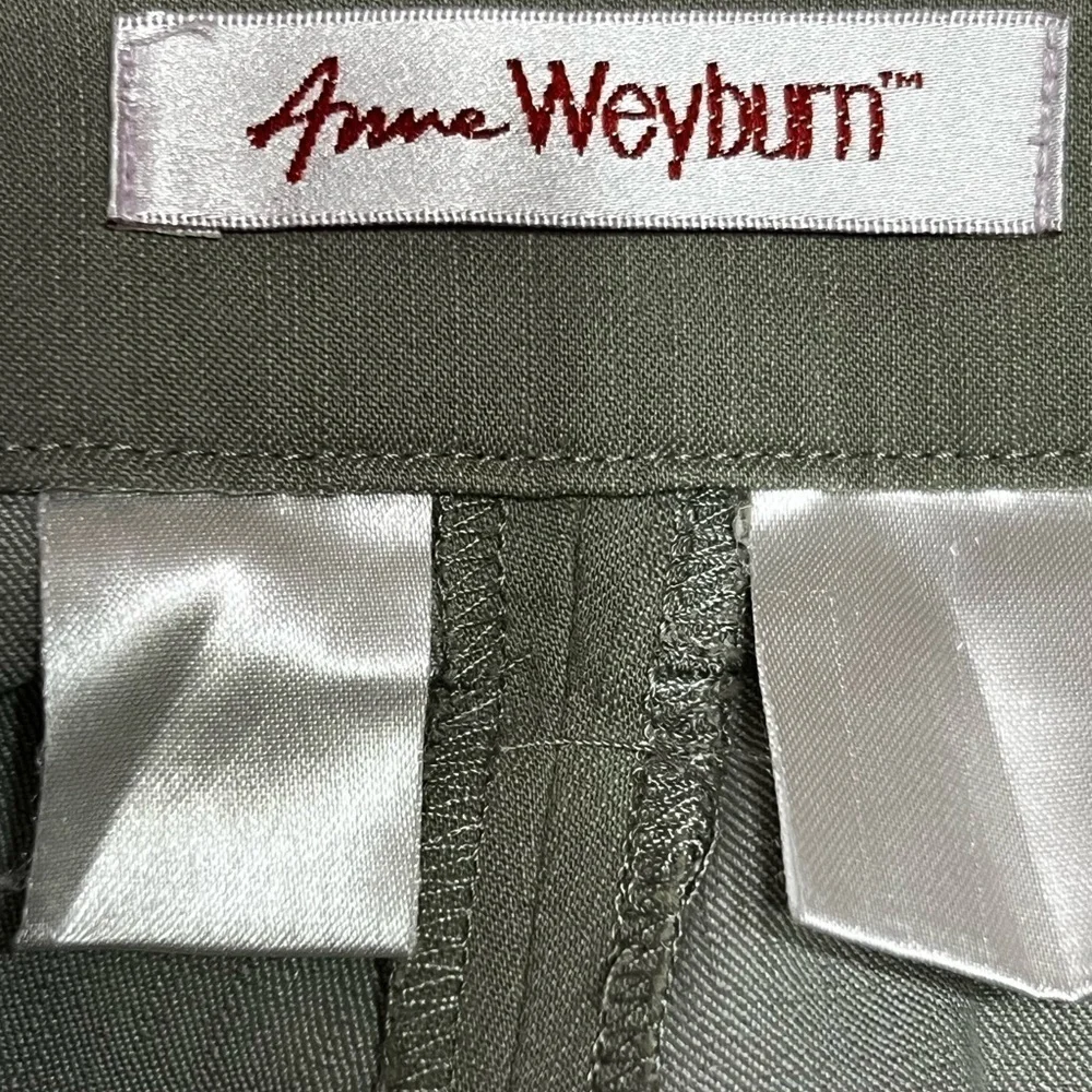 Anne Weyburn Willow Green Khaki Crop Pants Size Unknown, Maybe Size 4